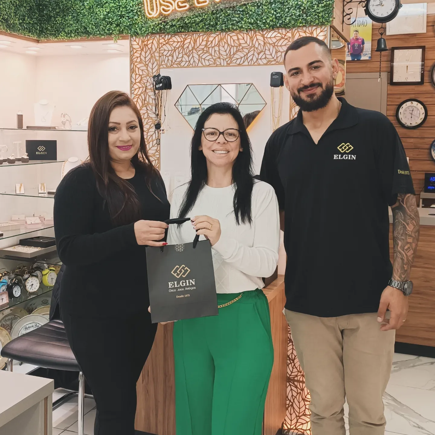 Cliente e óculos ELGIN XV