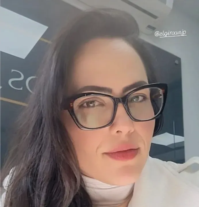 Cliente e óculos ELGIN XV
