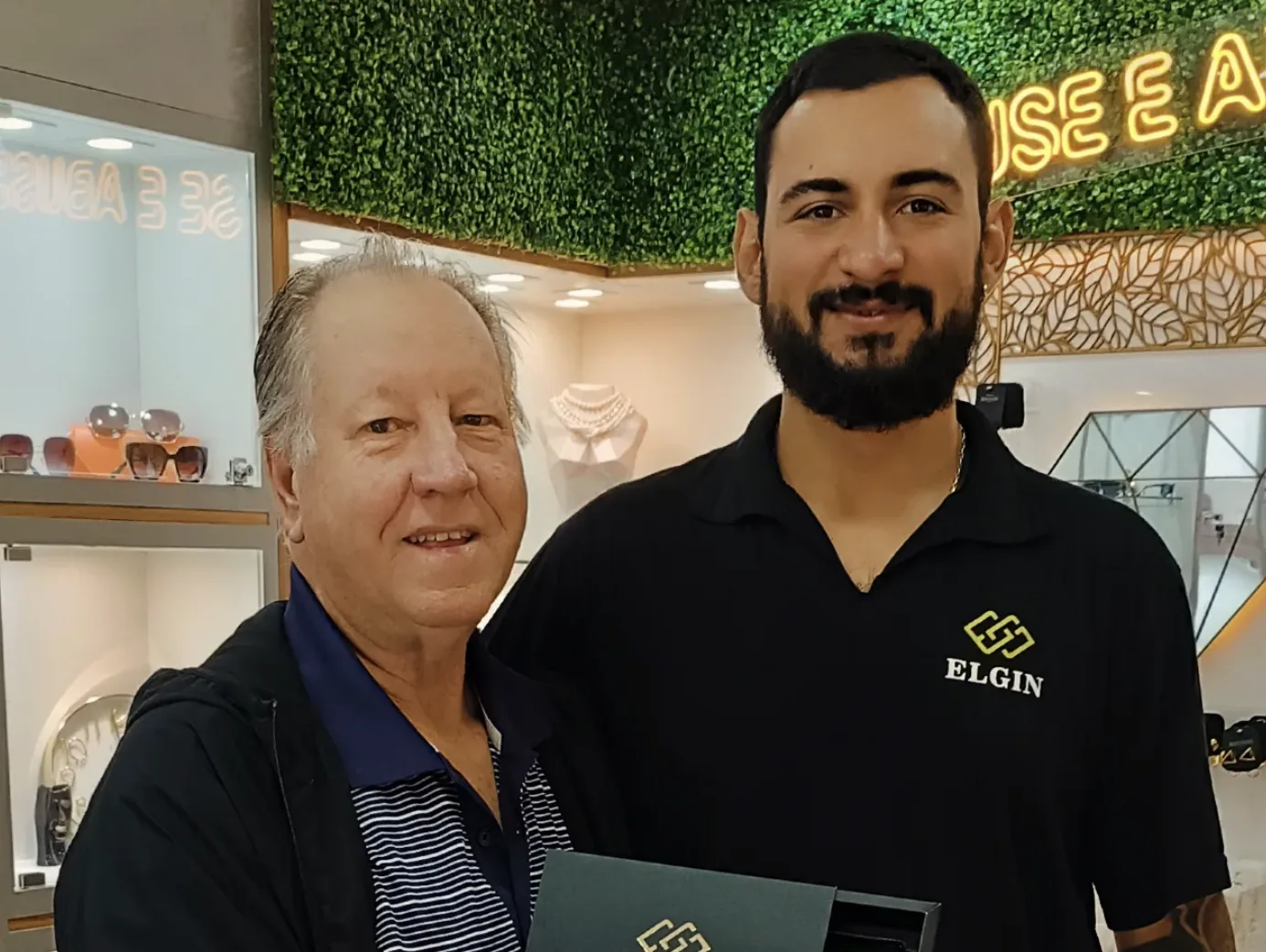 Cliente e óculos ELGIN XV