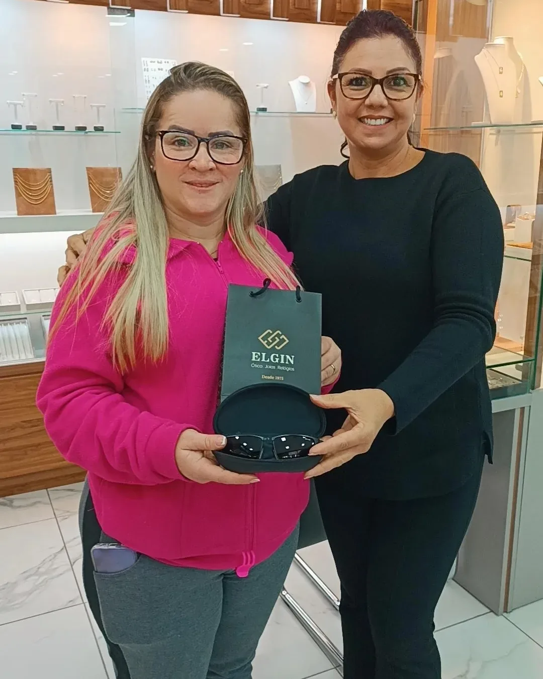 Cliente e óculos ELGIN XV